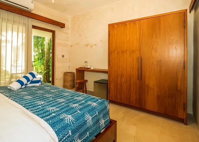 Ivaya 8-guesthouse 4*